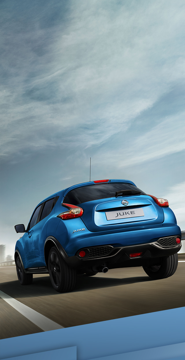 Greitkeliu važiuojančio naujojo „Nissan Juke“ 3/4 nuotrauka iš galo