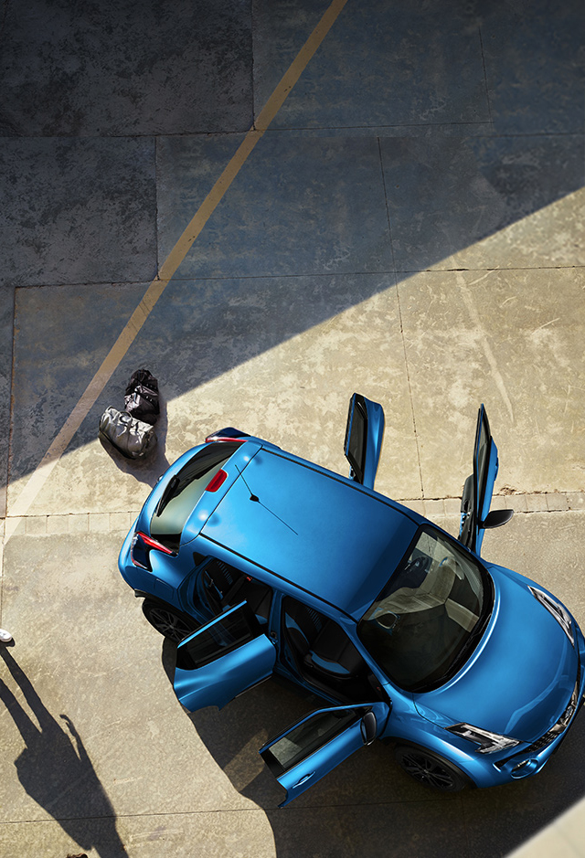 Naujojo „Nissan Juke“ vaizdas iš viršaus su atidarytomis durimis